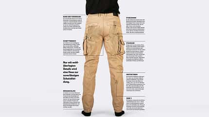 Pando Moto Cargo Jeans, Pando Moto-Motorradhose, Cargo-Jeans, Motorradjeans, Motorradbekleidung, Rückansicht, Cargotasche, Produktfoto Die Aufnahme zeigt die Pando Moto Cargo Jeans in Rückenansicht. Sichtbar sind seitliche Cargotaschen, Gesäßtaschen, Gürtelschlaufen und der gerade Schnitt in beigefarbener Ausführung mit leichten Gebrauchsspuren. Es handelt sich um eine Studioaufnahme vor weißem Hintergrund.