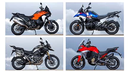 BMW R 1300 GS Trophy, KTM 1390 Super Adventure S Evo, Ducati Multistrada V4 S, Triumph Tiger 1200 Rally Pro, Reiseenduro, Motorrad, Vergleichstest, Adventure-Bike, Tourenmotorrad Vier Reiseenduro-Motorräder, BMW R 1300 GS Trophy, Ducati Multistrada V4 S, KTM 1390 Super Adventure S Evo und Triumph Tiger 1200 Rally Pro, fahren nebeneinander auf einem engen Weg. Die Straße führt von einem Aussichtspunkt neben einem Turm weg. Im Hintergrund ist eine weite Aussicht zu sehen. Alle vier Fahrer tragen Motorradbekleidung und Helme.