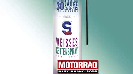 Dr. Wack S100 Kettenspray, S100 Weisses Kettenspray, Kettenspray, Kettenschmierung, Kettenpflege, Motorradkette, Motorradpflege, Schmierstoff, Aerosoldose, MOTORRAD Best Brand 2026 Das Produktfoto zeigt das Dr. Wack S100 Kettenspray in einer Aerosoldose mit seitlichem Sprühröhrchen. Auf der Dose ist die Variante „Weisses Kettenspray“ sowie ein Hinweis auf eine Limited Edition und ein „MOTORRAD Best Brand 2026“-Award-Badge zu sehen; der Hintergrund ist ein studioähnlicher Verlauf. Die Darstellung fokussiert die Motorrad-Kettenpflege inklusive Schmierhinweis und Verpackungsdetails.