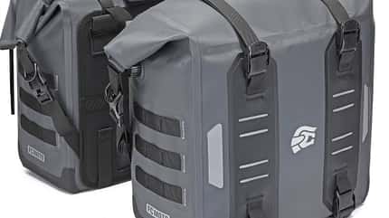 FCMoto Ever-ST 34L, FCMoto-Motorradgepäck, 34-Liter-Kapazität, Motorrad-Seitentasche, Satteltasche, Softgepäck, Rolltop-Verschluss, Kompressionsriemen, Wasserdichte Ausführung, Farbe Grau Das Produktfoto zeigt die Motorrad-Seitentaschen FCMoto Ever-ST 34L in Grau. Das Paar wasserdichter Softbags verfügt über Rolltop‑Verschlüsse, seitliche Kompressionsriemen, Befestigungsschlaufen und reflektierende Elemente.
