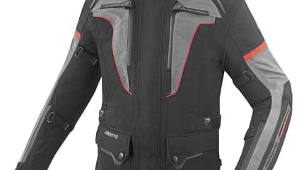 Bogotto Shado Jacke, Bogotto-Motorradjacke, Touringjacke, Textil-Motorradjacke, Protektoren, Belüftungsöffnungen, Fronttaschen, Verstellriemen, Motorradbekleidung, FC-Moto Das Produktfoto zeigt die Bogotto Shado Motorradjacke von FC-Moto. Die Touring-Textiljacke in Schwarz/Grau mit roten Akzenten besitzt verstellbare Riemen an Armen und Taille, belüftete Brustöffnungen mit Reißverschlüssen, einen hohen Kragen sowie große Fronttaschen; Protektorenzonen an Schultern und Ellbogen sind sichtbar. Studioaufnahme vor weißem Hintergrund in frontaler Ansicht.