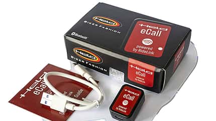 Held eCall-Sensor, Held eCall, RideLink, Motorrad-Notrufsystem, Sturzerkennung, Bluetooth-Modul, eCall-Sensor, USB-Ladekabel, Schnellstartanleitung, Motorradzubehör Das Produktfoto zeigt den Held eCall‑Sensor (powered by RideLink) mit Verkaufsverpackung. Der kompakte, Bluetooth‑fähige Notrufsensor für Motorräder liegt neben USB‑Ladekabel und Schnellstartanleitung; die eCall‑Funktion ist auf Gerät und Box ausgewiesen. Der Hinweis „Red Week“ im Dateinamen deutet auf eine entsprechende Aktionspräsentation der Marke Held hin.