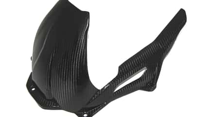 MH Carbon Hinterradabdeckung, MH Carbon, Hinterradabdeckung, Motorrad-Heckkotflügel, Kettenschutz, Carbonfaser, Leichtbau-Komponente, Motorradzubehör, Red Week Das Foto zeigt eine MH Carbon Hinterradabdeckung aus Sichtcarbon, eine Motorrad-Heckabdeckung bzw. ein Rear-Hugger der Marke MH Carbon. Die einteilige Leichtbau-Komponente mit sichtbarem Carbonfasergewebe besitzt integrierte Streben/Öffnungen und vorgebohrte Befestigungspunkte für den Spritzschutz am Hinterrad. Im Dateinamen ist der Kontext „Red Week“ angegeben.