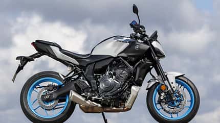 Yamaha MT-07, 2024, Naked Bike, Motorrad, Parallel-Twin, Yamaha, Straßenmotorrad, MT-Serie, Zweizylinder, Mittelklasse Yamaha MT-07 Motorrad, Modelljahr 2024, Seitenansicht im Freien, neutrale Umgebung.
