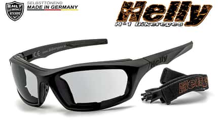 Helly No1 Bikereyes i-stealth, Motorradbrille, Bikerbrille, Photochrom-Gläser, UV400-Schutz, HLT Impact Protection, Made in Germany, Sportbrille, Brillenband, Motorradzubehör Die Produktaufnahme zeigt die Helly No1 Bikereyes i-stealth, eine selbsttönende Motorradbrille/Bikerbrille. Die Brille verfügt über photochromische Gläser mit UV400-Schutz und „HLT Impact Protection“; im Bild ist zudem ein passendes Brillenband mit Helly-Schriftzug zu sehen. Hinweise wie „Made in Germany“ und die umlaufende Fassung unterstreichen den Einsatz als Schutz- und Sportbrille für Motorradfahrer.