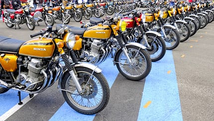 Honda CB 750 Four, Jubiläum, Motorradtreffen, Klassik-Motorrad, 50 Jahre Honda CB 750 Four, Vierzylinder, Oldtimer, Motorrad-Event, Honda, Sammlertreffen Große Reihe von Honda CB 750 Four Motorrädern bei einem Jubiläumsevent, zahlreiche Besucher und Zelte im Hintergrund.