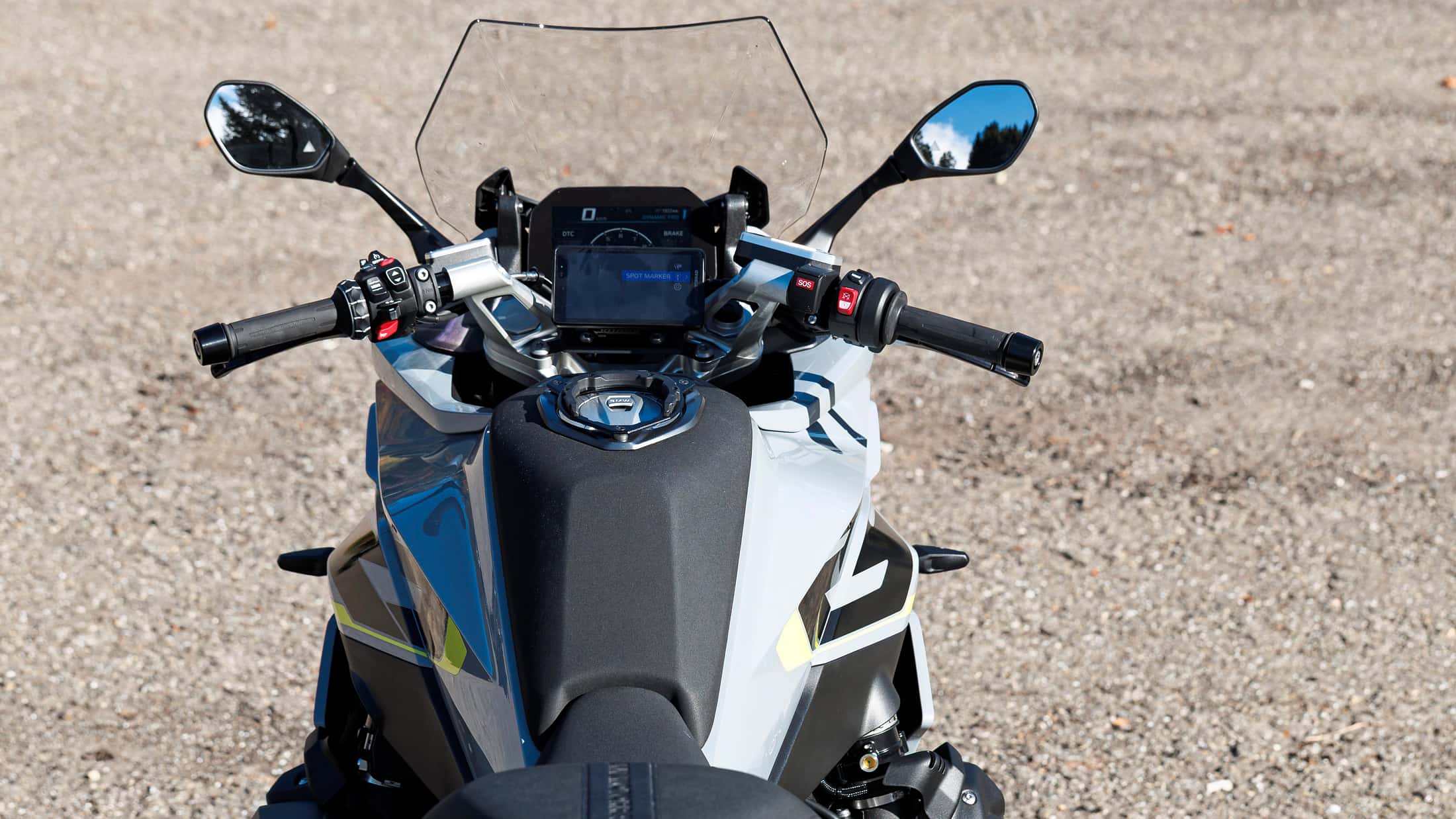 La BMW R 1300 RS vue du pilote. La nouvelle BMW M 1000 RS devrait présenter un design similaire, avec un guidon et un carénage avant nettement supérieurs à ceux des superbikes sportives extrêmes