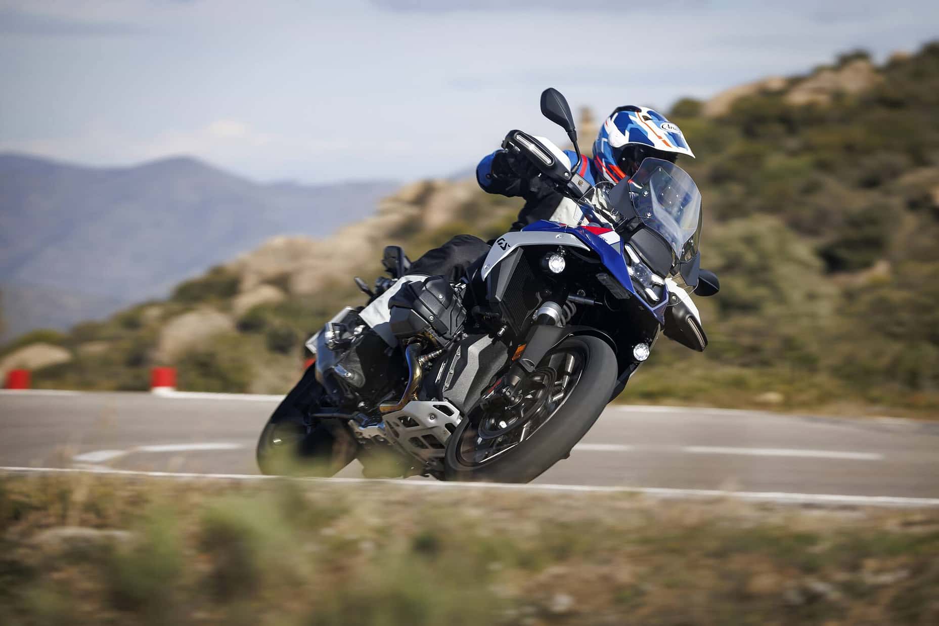 BMW R 1300 GS : Compte tenu des défauts de fabrication lors de ses débuts, cela peut sembler peu crédible, mais la R 1300 GS s'avère désormais être un ensemble homogène avec des capacités exceptionnelles - le moteur, le châssis et l'électronique jouent au plus haut niveau.