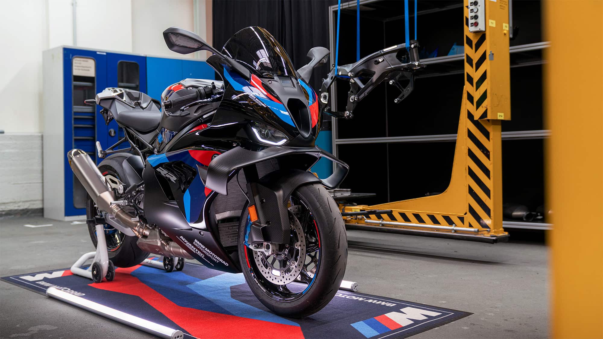 La BMW M 1000 RR, pour 2027, sera dotée d'un nouveau cadre périmétrique en aluminium, allégée de 1,3 kg selon les informations, et développera 218 ch. C'est sur cette plateforme que reposera la nouvelle version sport-touring, la M 1000 RS, attendue pour 2027