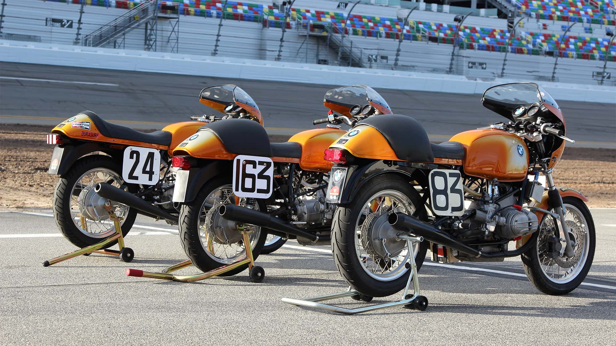 Les 3 boxeurs de course ont dû participer à beaucoup de choses en 1976, mais en 2026 à Daytona, ils ont à nouveau brillé comme neufs. Ici, de gauche à droite : numéro de départ 24 de Gary Fisher, numéro de départ 163 de Reg Pridmore, numéro de départ 83 de Steve McLaughlin
