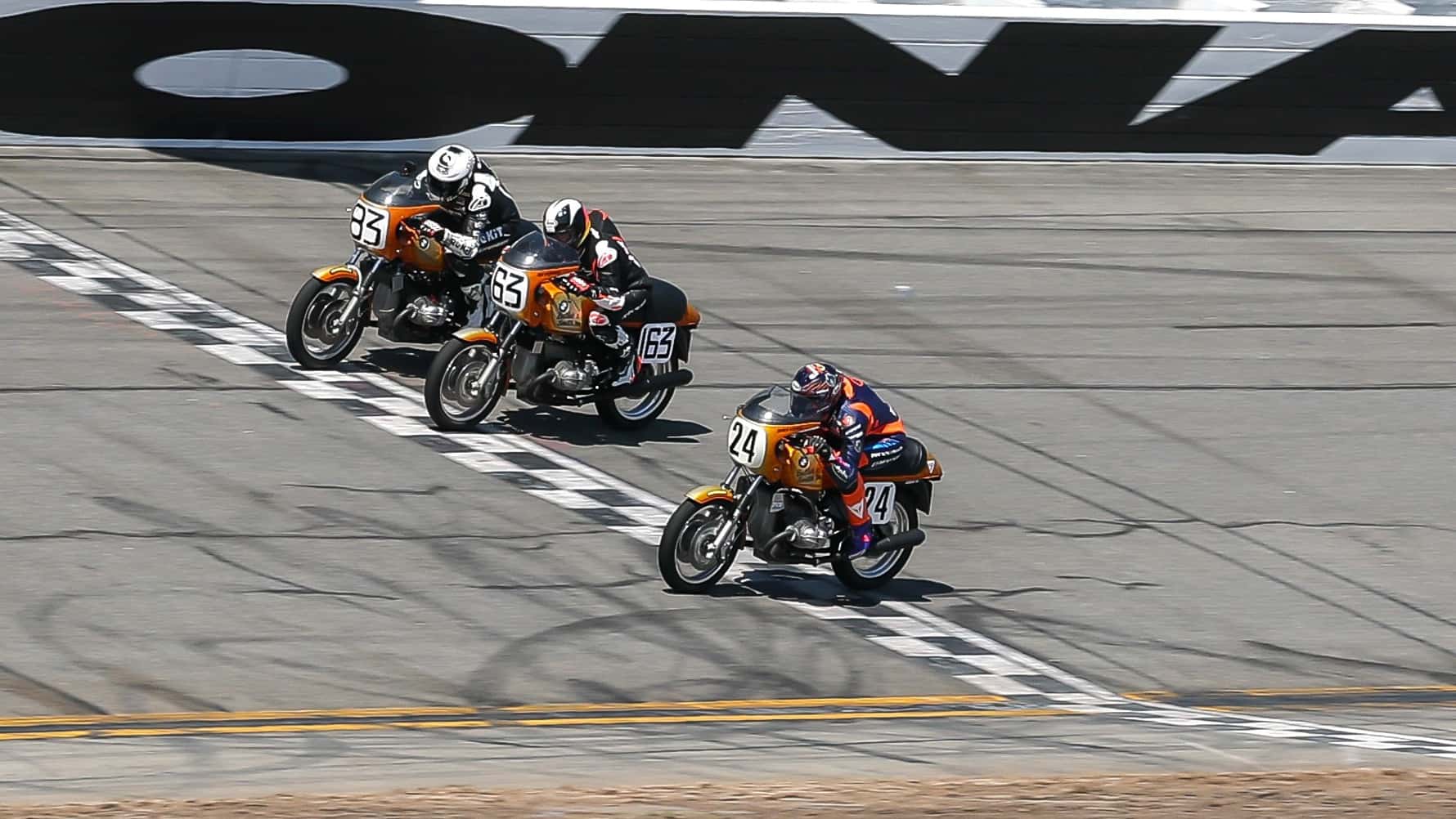 Finition photo : trois côte à côte à travers la ligne d'arrivée à Daytona, en mars 2026 - après exactement 50 ans