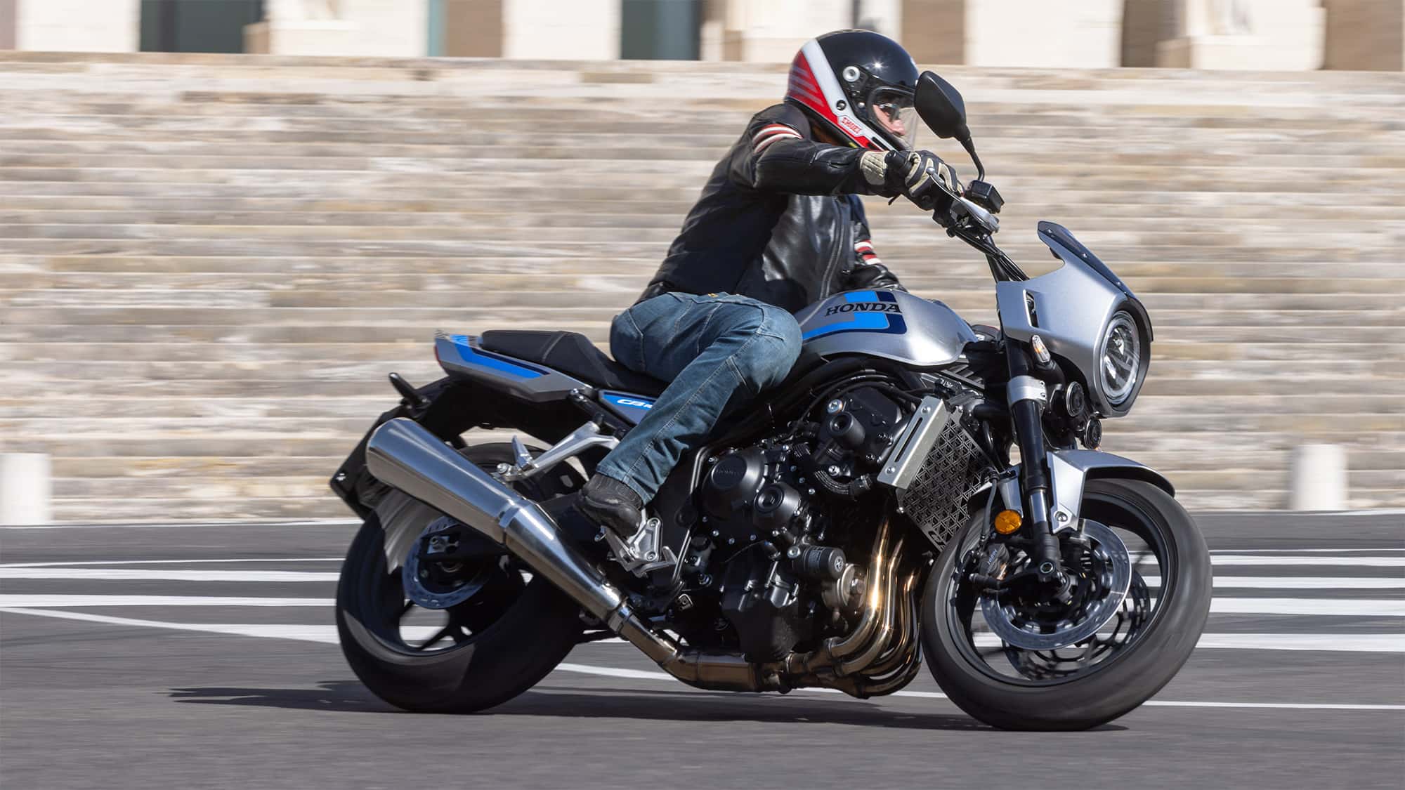 Attendu avec impatience et patiemment attendu par les fans de rétro et les fans de Honda : la CB 1000 F. Notre premier essai avec le nouveau Modern-Classic-Four