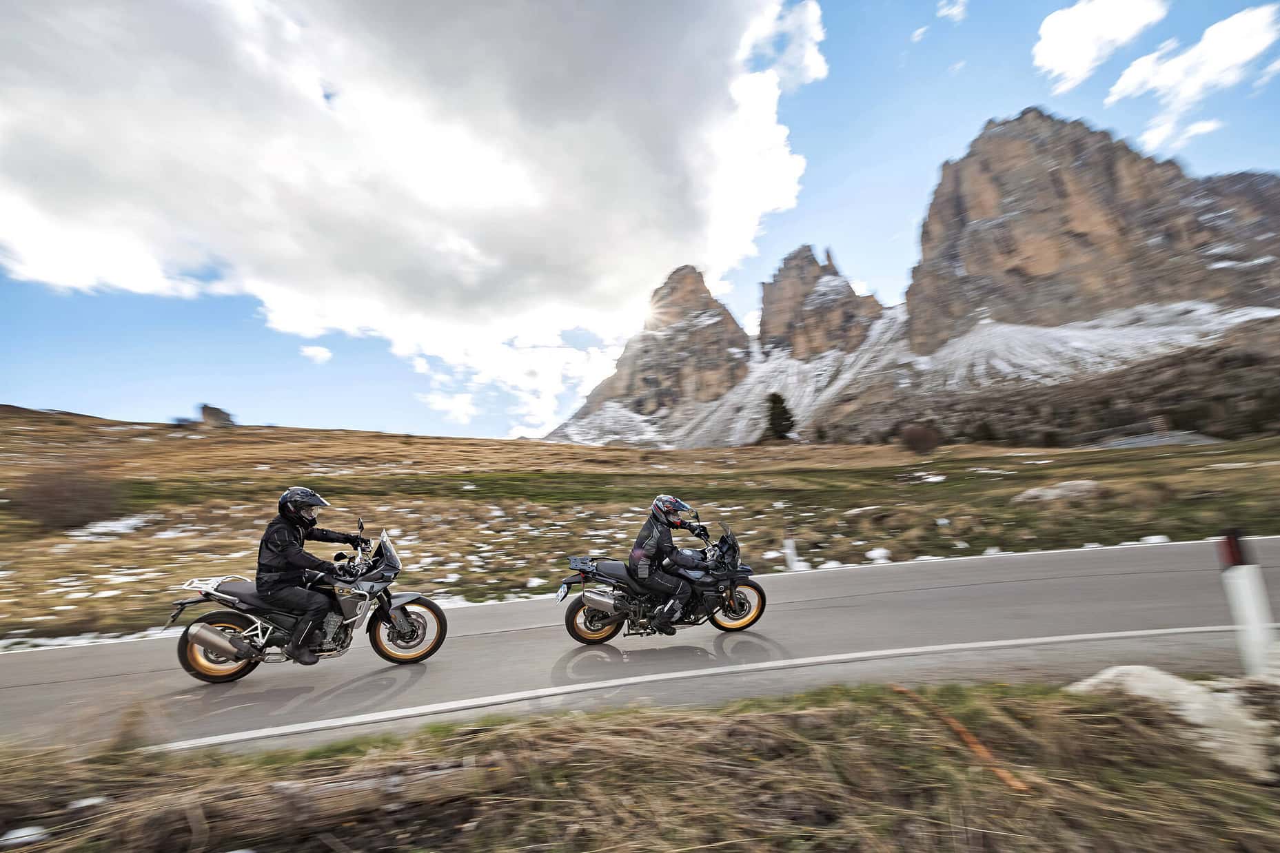 Ceux qui peuvent tolérer quelques compromis ici et là trouveront dans les deux motos d'aventure asiatiques une option intéressante et abordable