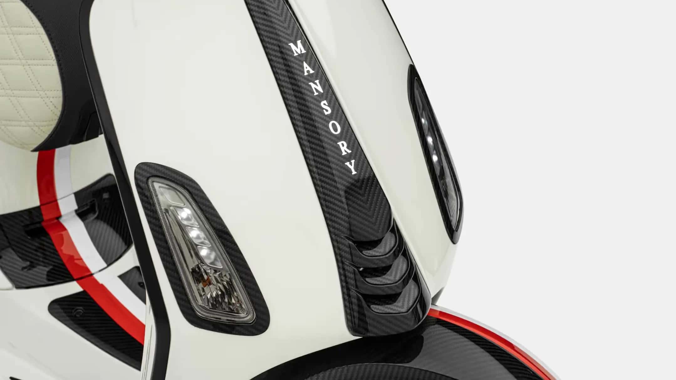 Le résultat est un scooter urbain à l'allure carbone, limité à 99 exemplaires