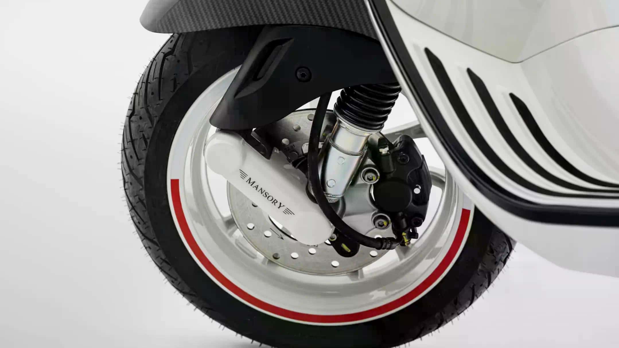 Mansory présente la Vespa dans différentes couleurs, comme le jaune, le turquoise, le bleu clair ou le blanc, mais toujours selon le même concept de couleur