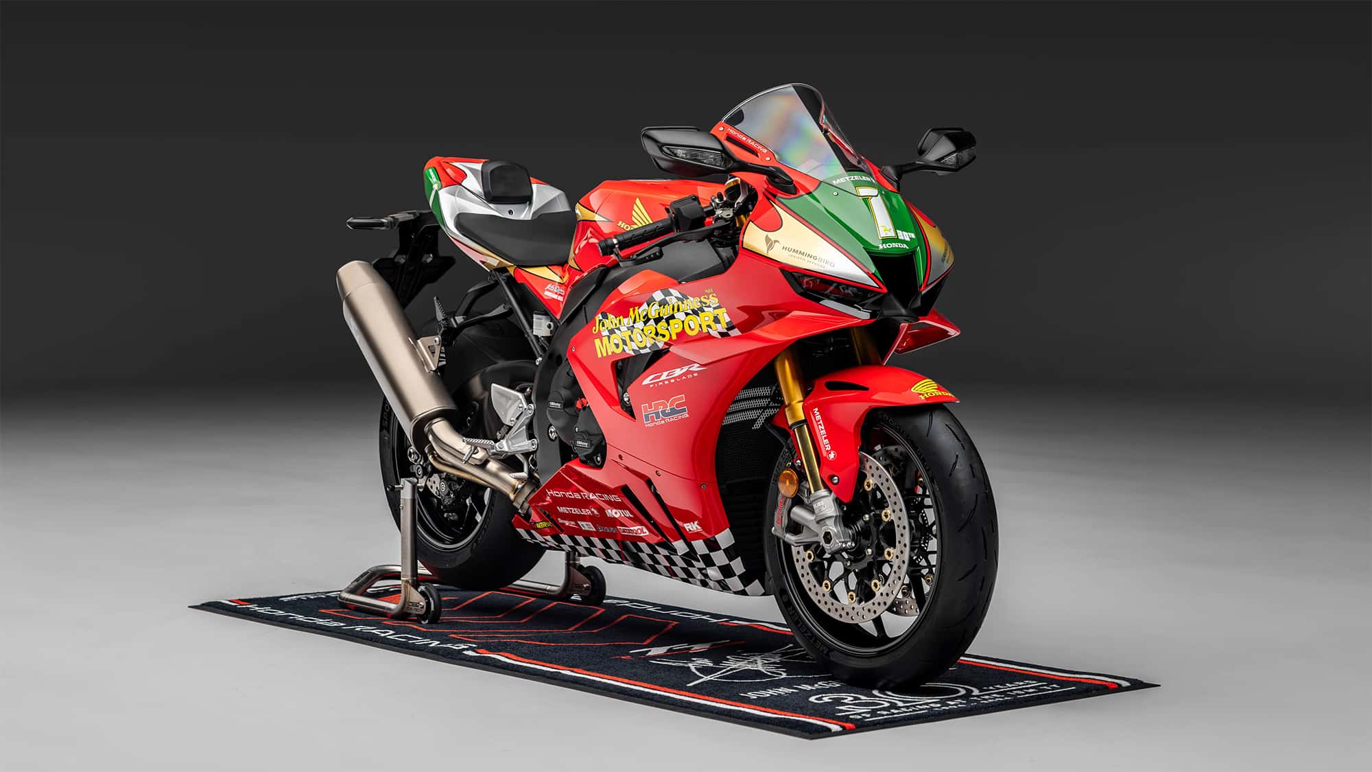 Pour célébrer le 30e anniversaire du Tourist Trophy de John McGuinness, légende de la course automobile, Honda lance la Fireblade SP en édition spéciale réplique limitée