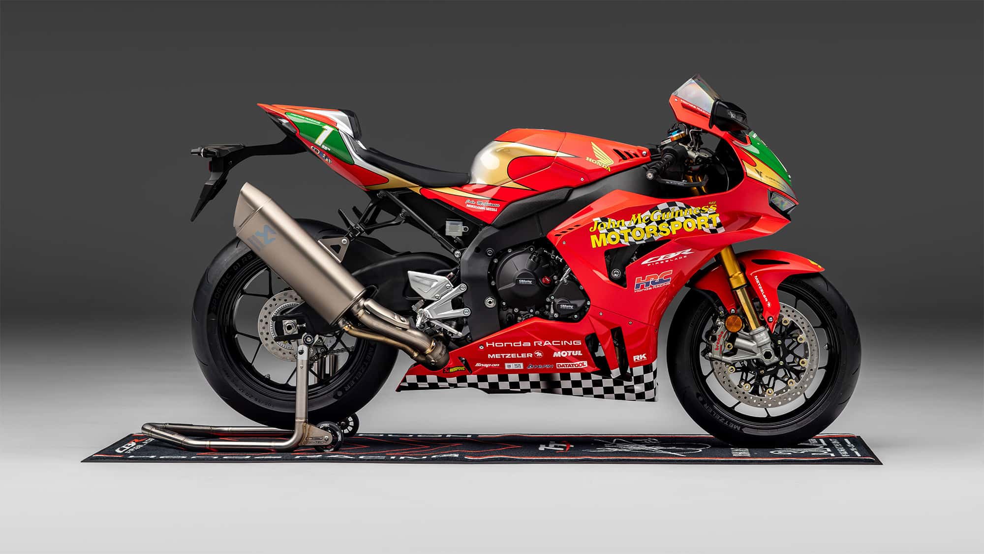 Cette réplique est inspirée de la superbike avec laquelle John McGuinness a concouru dans la prestigieuse catégorie Senior TT lors du Tourist Trophy de l'île de Man 2026