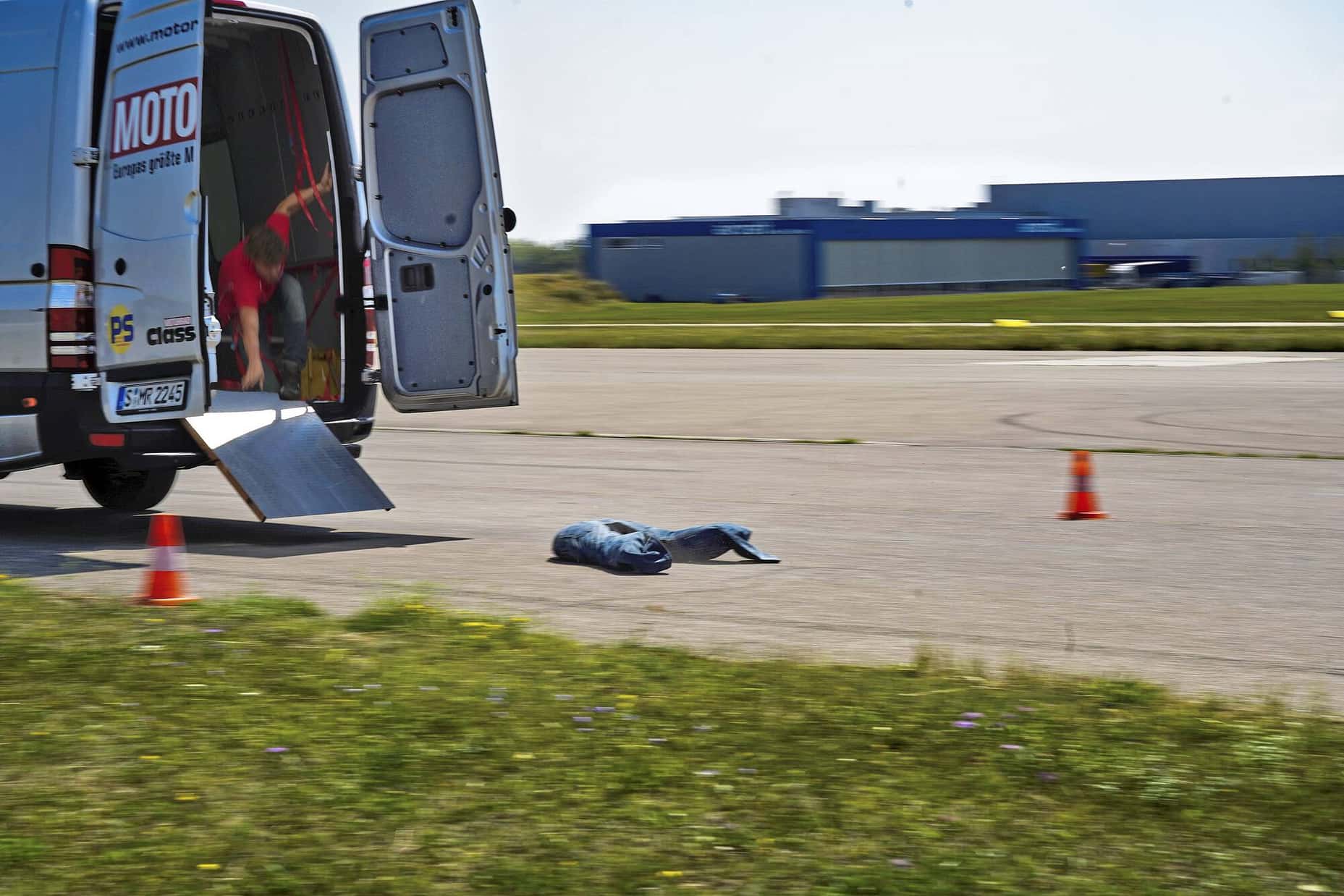 La chute simule un accident à 80 km/h