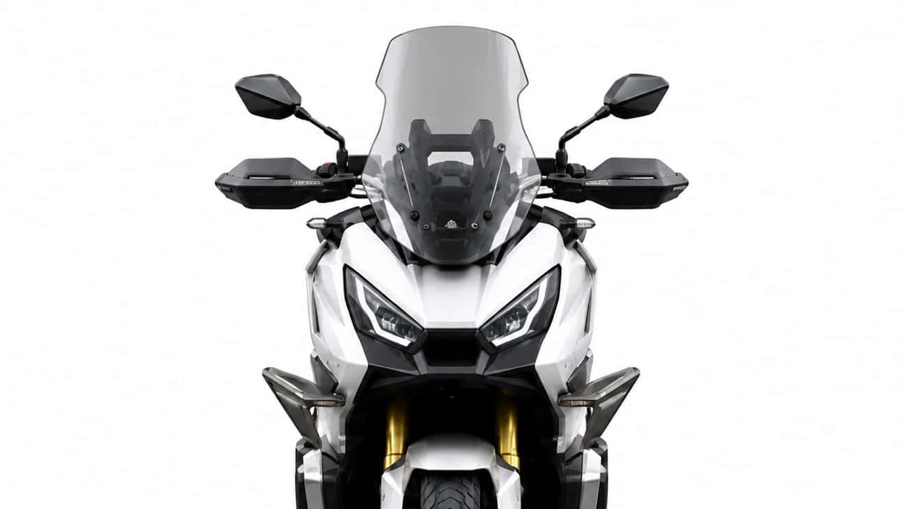 Un concept de scooter hyper performant a fait son apparition en Asie : le QJMotor X-Adventure 900. Il développe 95 ch et est équipé d’ailettes en carbone