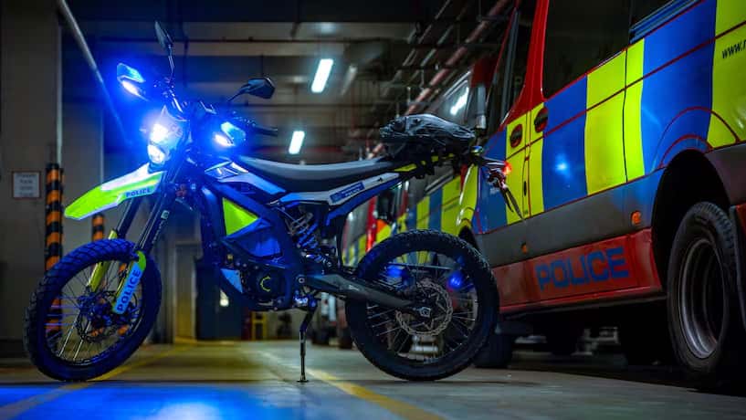 Le Sur-Ron Ultra Bee est livré avec une batterie 74V (selon le marché/la version). (Source : Police de Londres)