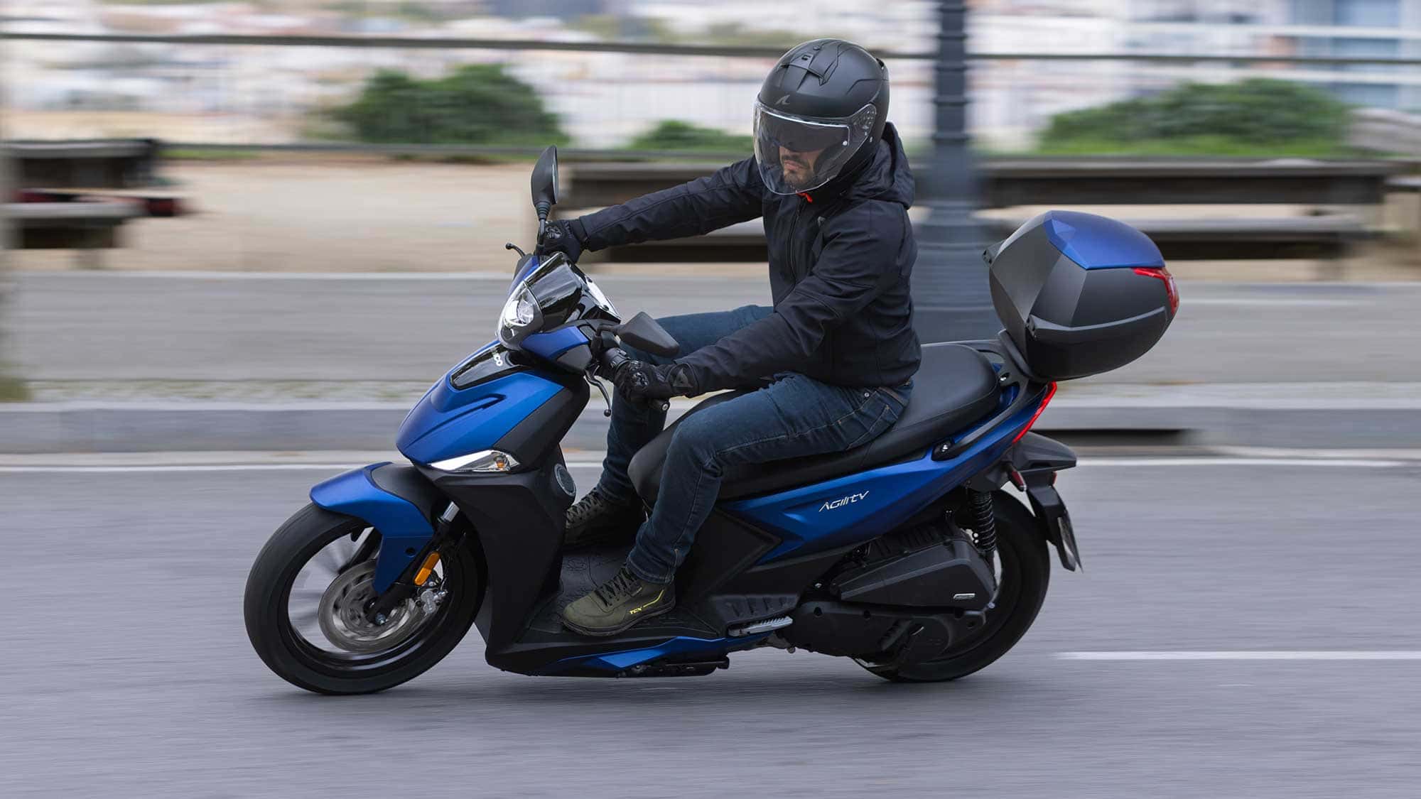 Le châssis à grandes roues, avec des roues de 16 pouces à l'avant et de 14 pouces à l'arrière, offre confort sur les routes en mauvais état et stabilité dans les virages