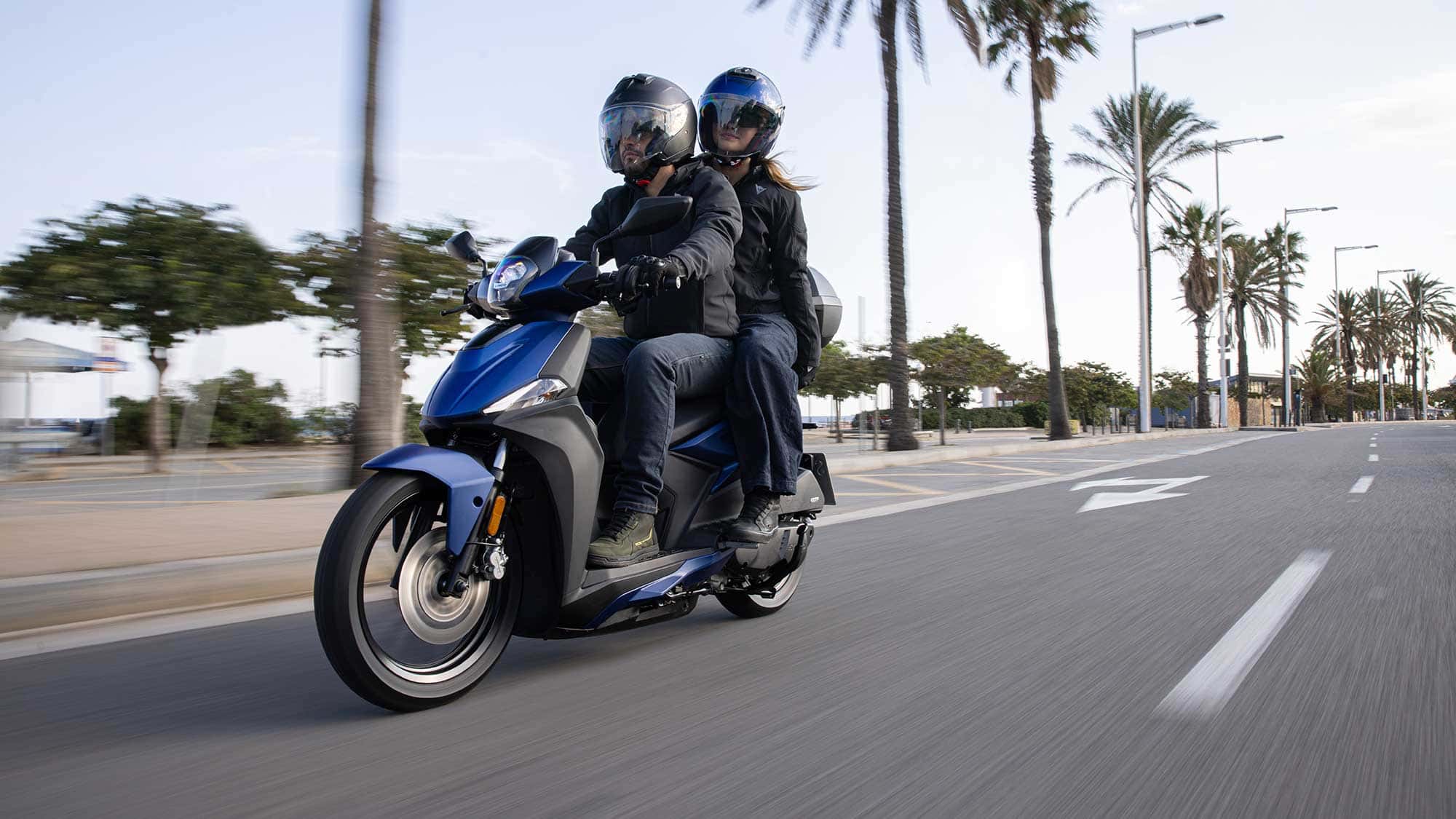 Avec ses repose-pieds rabattables et sa longue selle, le Kymco Agility NX 125i est tout à fait adapté à un passager, mais sa faible charge utile de 150 kilogrammes impose certaines limites