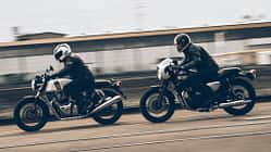 Kawasaki W 800 Cafe und Royal Enfield Continental 650 GT.