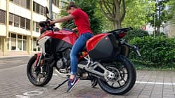 Motorraeder für kleine Leute Sitzprobe Ducati Multistrada V4