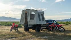 Jumping Jack Trailers. Anhänger mit Zelt für Motorräder