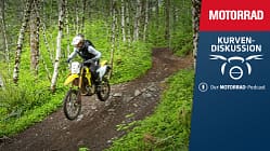 Dirt-Bike Suzuki DR-Z4S bei Trailabfahrt durch Wald. 