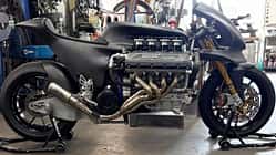 Ferrari Motorrad V8 fährt