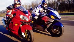 Kawasaki_ZX12R_Suzuki-Hayabusa_2002