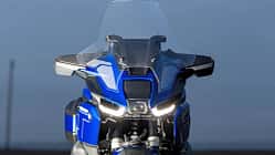 Frontansicht einer BMW R1300 RT, blau lackiert, mit großem Windschild und LED-Scheinwerfern.