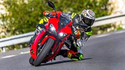 QJM SRK 800 RR in Kurvenfahrt auf der Landstraße, Fahrer in Racing-Lederkombi.