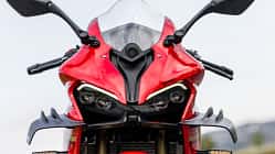 Frontansicht einer roten QJM SRK 800 RR mit markanten LED-Scheinwerfern und Winglets.