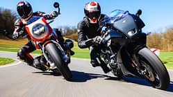 BMW R12S Option 719, Yamaha XSR 900 GP, Motorradvergleich, Kurvenfahrt, Landstraße, Naked Bike, Sportmotorrad, Motorradtechnik, 2025, Fahrdynamik Eine BMW R 12 S und eine Yamaha XSR 900 GP werden auf einer Landstraße in Schräglage gefahren. Beide Fahrer tragen Motorradbekleidung und Helme. Die Szene zeigt eine dynamische Kurvenfahrt bei sonnigem Wetter.