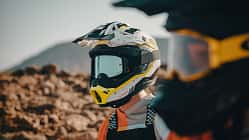 NEXX X.RALLY Offroad-Helm in Weiß mit Offroad-Brille, Nahaufnahme im Outdoor-Gelände.