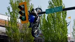 Motorrad hängt nach Unfall an Ampel