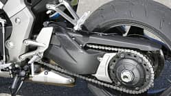 Detailaufnahme des Hinterradantriebs einer Honda CB 1000 R mit Kettenantrieb und Schwinge.