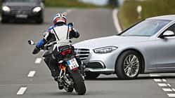 45 % der Motorradfahrer geben Beinahe-Unfall auf Landstraße an, Umfrage zu „Hartes Pflaster: Landstraße“