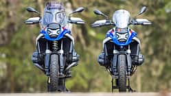 Zwei BMW R1300 GS Motorräder mit Wilbers-Federwerk, frontal nebeneinander aufgestellt, im Freien fotografiert.