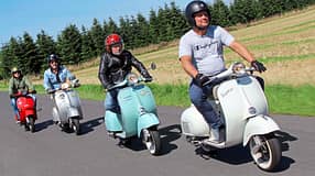 Schöne alte Vespa-Roller im Vergleich