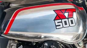 Die Bilder zeigen eine Enduro in der Transportkiste. Es ist eine Yamaha XT 500.