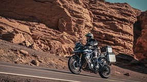 VOGE DS; Motorrad fährt durch Wüste und über Asphalt