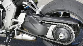 Detailaufnahme des Hinterradantriebs einer Honda CB 1000 R mit Kettenantrieb und Schwinge.