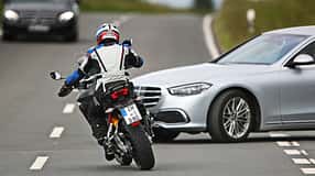 45 % der Motorradfahrer geben Beinahe-Unfall auf Landstraße an, Umfrage zu „Hartes Pflaster: Landstraße“