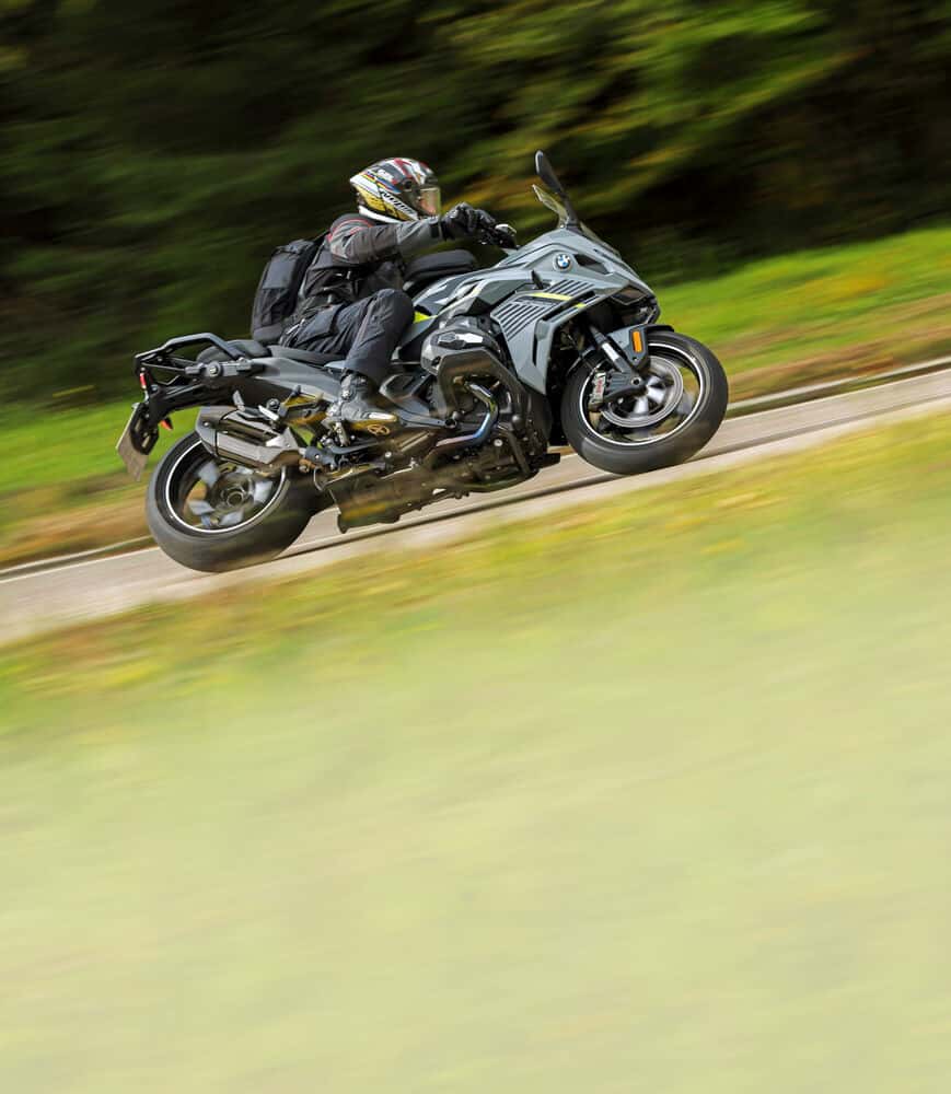 L'intégration confortable du pilote et l'angle de genou détendu sur la BMW R 1300 RS vont de pair avec une garde au sol en angle d'inclinaison étonnante