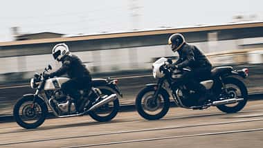 Kawasaki W 800 Cafe und Royal Enfield Continental 650 GT.