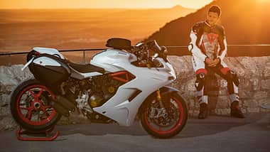 Redakteur Johannes Müller mit der Ducati Supersport S.