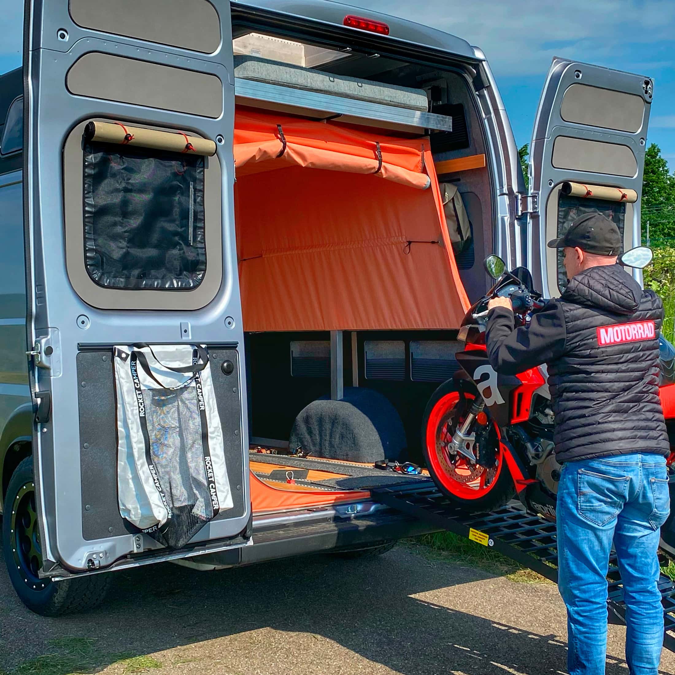 Campingbusse mit abgetrennter Motorrad-Heckgarage: Einladen, losfahren,  campen